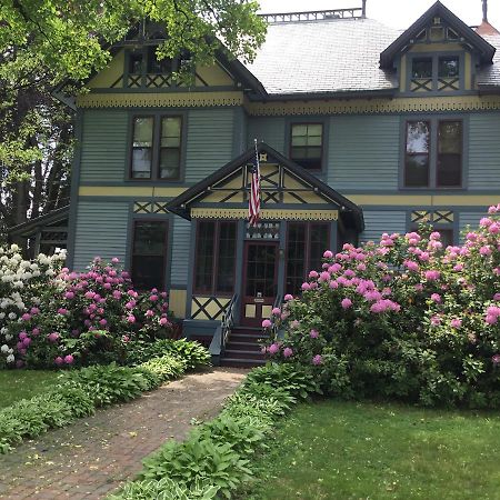 Amherst Inn Exterior photo