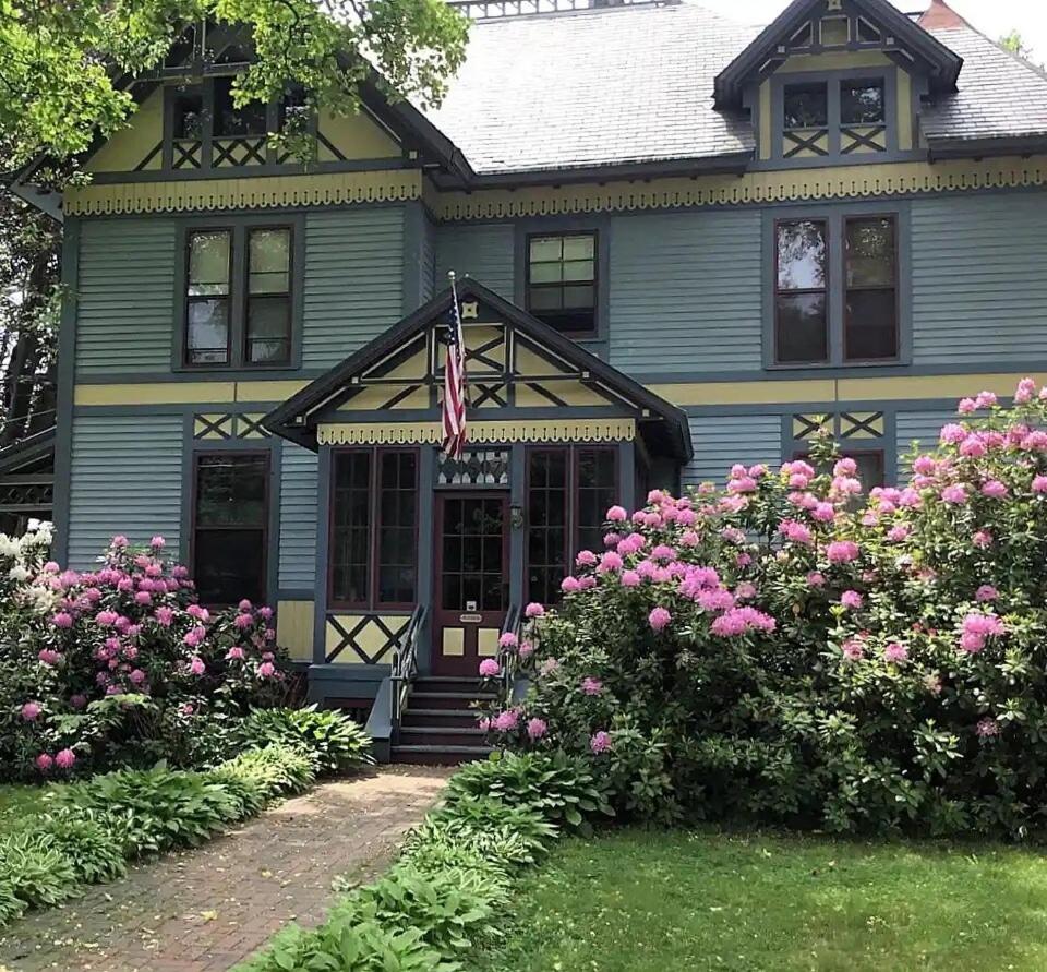 Amherst Inn Exterior photo