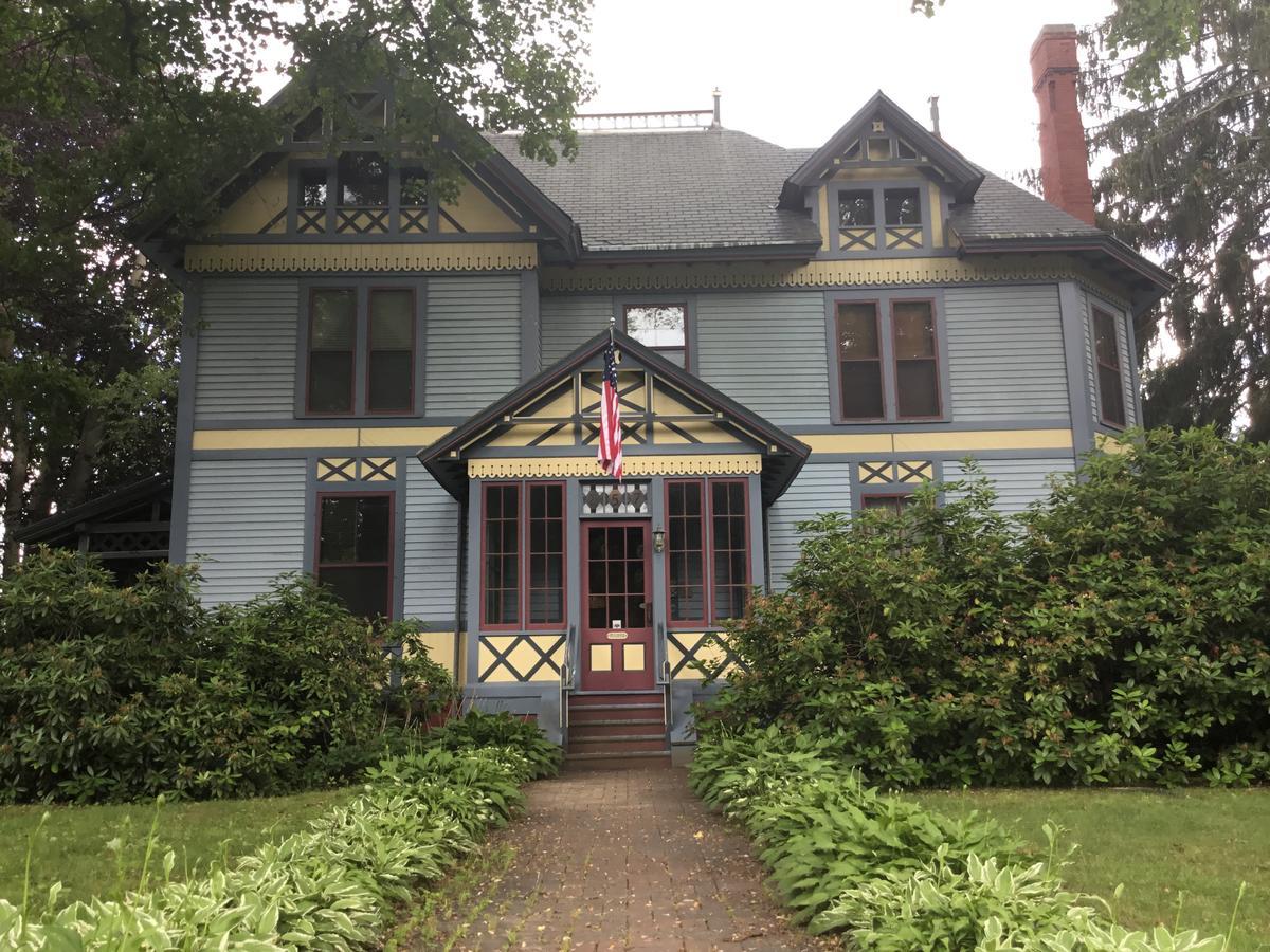 Amherst Inn Exterior photo