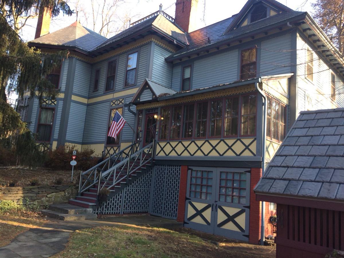 Amherst Inn Exterior photo