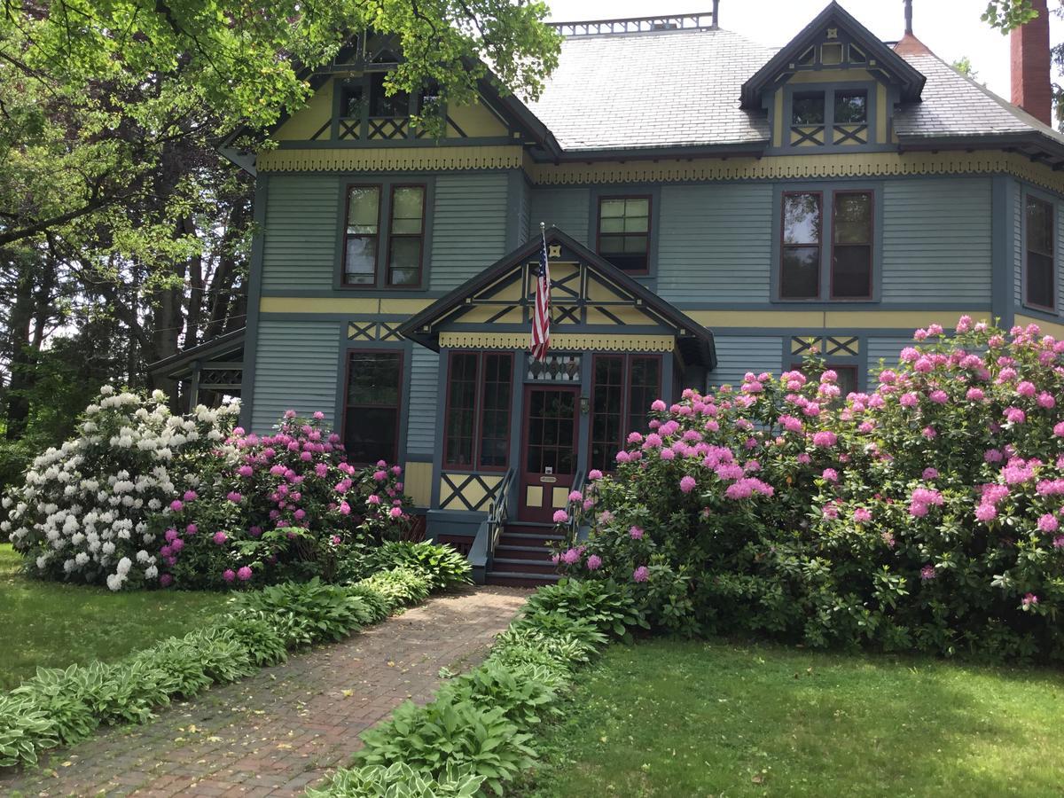 Amherst Inn Exterior photo